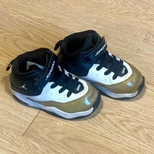 Jordan Bloyal tennis shoe